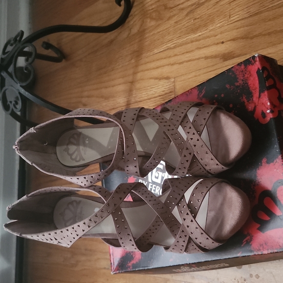 Heels - Picture 2 of 6